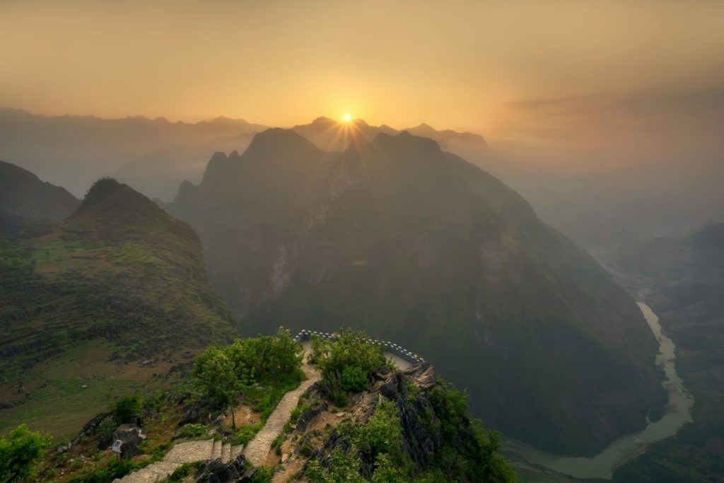 ma pi leng pass by hoach le dinh unsplash